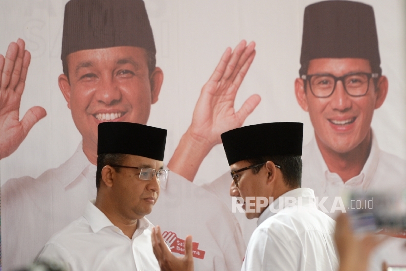  Pasangan Cagub dan Cawagub nomer tiga DKI Jakarta Anies Baswedan - Sandiaga Uno bertemu usai pencoblosan di Posko Pemenangan Cicurug, Jakarta Pusat, Rabu (25/2). 