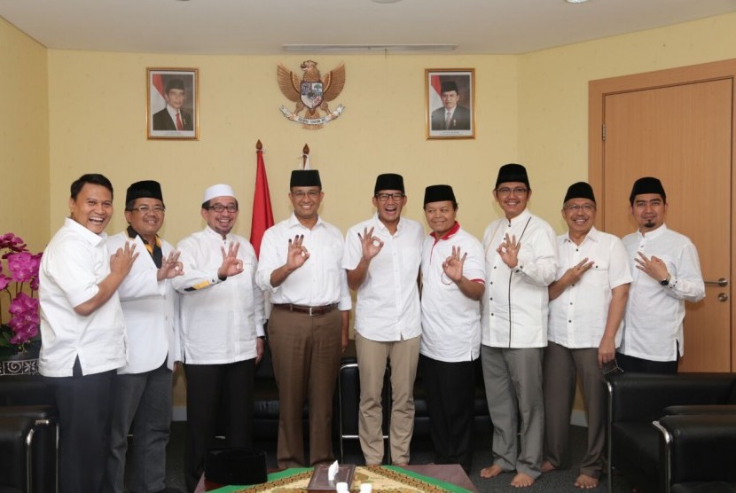  Pasangan Cagub dan Cawagub nomer tiga DKI Jakarta Anies Baswedan - Sandiaga Uno foto bersama di Posko Pemenangan Cicurug, Menteng, Jakarta, Rabu (15/2).