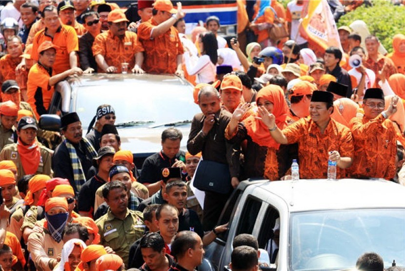  Pasangan cagub DKI Jakarta, Hidayat Nurwahid - Didik J Rachbini (kanan), menyapa ribuan pendukungnya dengan menggunakan mobil bak terbuka saat mengikuti kampanye terbuka di GOR Soemantri Brodjonegoro, Kuningan, Jakarta, Minggu (1/7). 