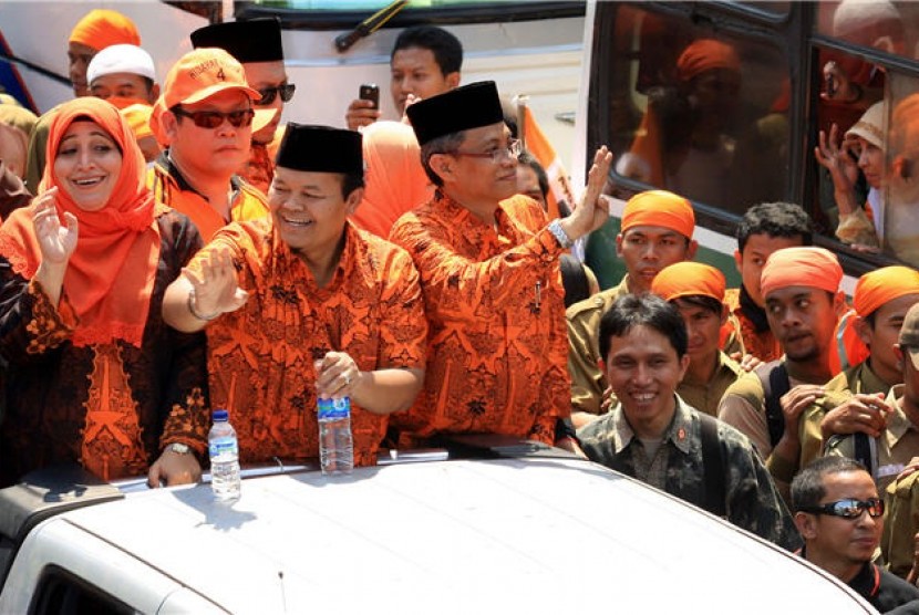 Pasangan cagub DKI Jakarta, Hidayat Nurwahid - Didik J Rachbini menyapa ribuan pendukungnya dengan menggunakan mobil bak terbuka saat mengikuti kampanye terbuka di GOR Soemantri Brodjonegoro, Kuningan, Jakarta, Minggu (1/7). 