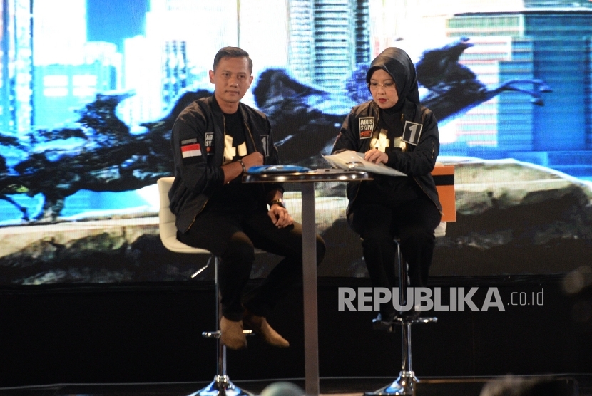  Pasangan cagub DKI nomor satu Agus Harimurti-Sylviana Murni mengikuti debat kedua cagub-cawagub DKI Jakarta di Jakarta, Jumat (27/1) malam.