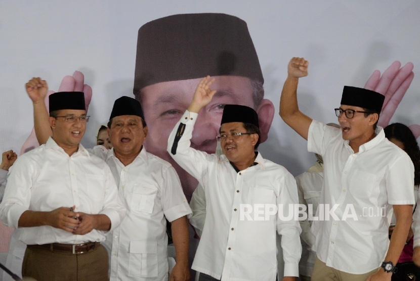 Pasangan Cagub nomer tiga Pilkada DKI Jakarta Anies Baswedan, Ketua Umum DPP Gerindra Prabowo Subianto, Presiden PKS Sohibul Iman, dan Cawagub nomer satu Pilkada DKI Jakarta Sandiaga Uno (dari kiri) melakukan usai konferensi pers.