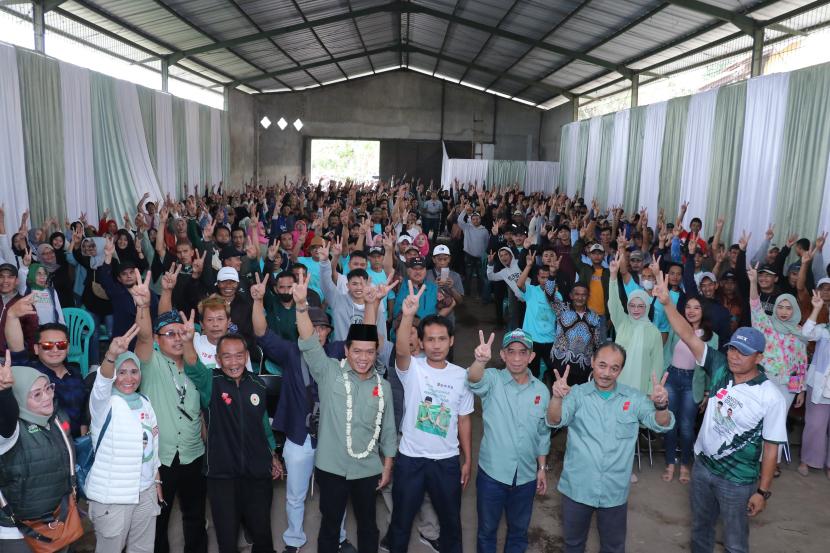 Pasangan Calon Bupati (Cabup) Bandung nomor urut 2, Dadang Supriatna-Ali Syakieb (Bedas) menyiapkan gagasan besar dan berbagai program keren untuk mengatasi permasalahan pengangguran di Kabupaten Bandung.