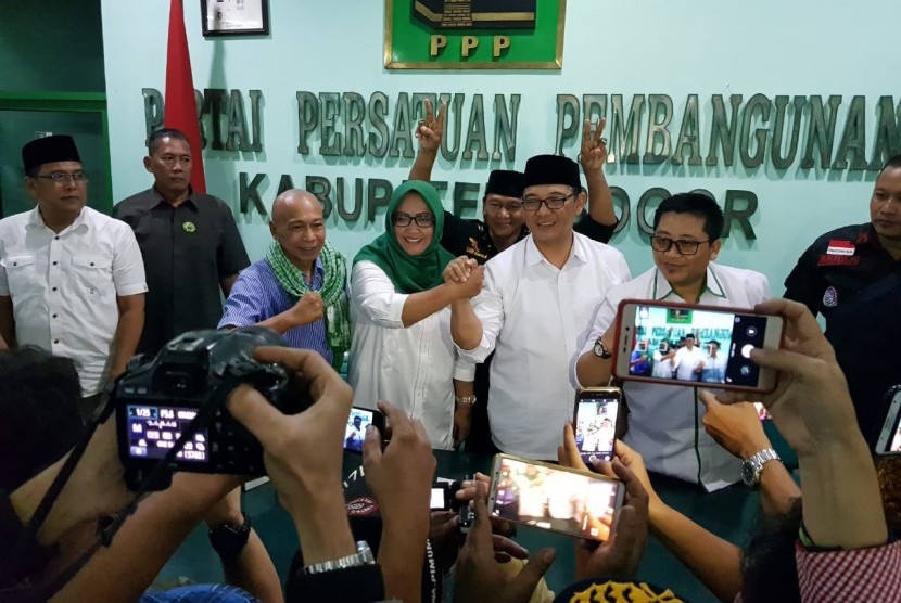 Pasangan calon Bupati dan Wakil Bupati Bogor, Ade Yasin-Iwan Setiawan merayakan kemenangan setelah unggul dalam hitung cepat Pilbup Bogor 2018, Rabu (27/6).