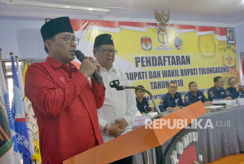 Incumbent in Tulungagung regional election Syahri Mulyo (left) and Maryoto Bhirowo (second left). Syahri was strangled with graft case and tried to evade the arrest. He surrendered to KPK on Saturday night (June 9).
