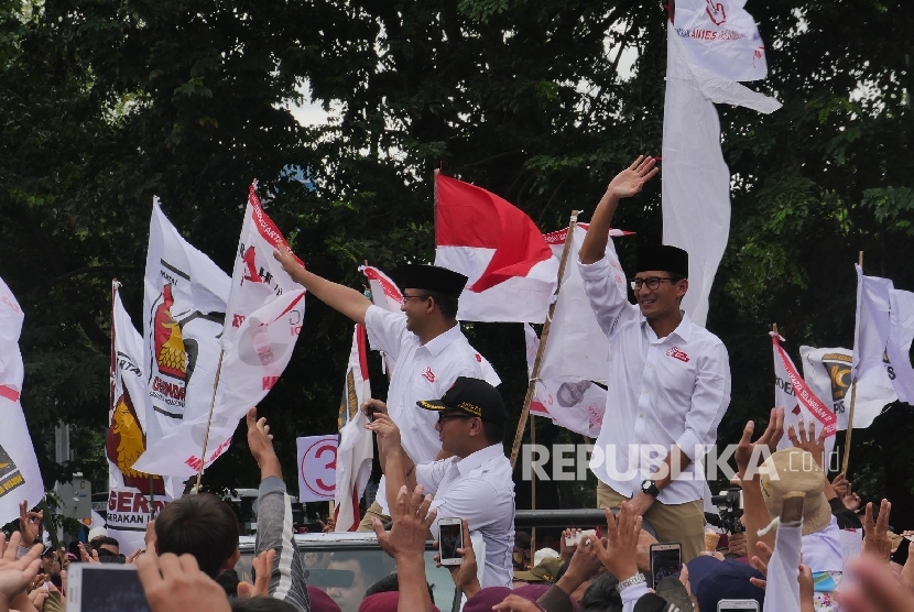 Pasangan calon Gubernur Anies Baswedan dan Wakil Gubernur Sandiaga Uno, menyapa pendukungnya pada acara kampanye pencalonan dirinya di Jakarta, Ahad (5/2). 