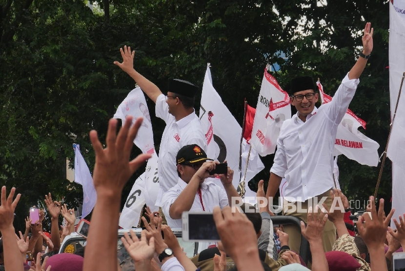 Pasangan calon Gubernur Anies Baswedan dan Wakil Gubernur Sandiaga Uno, menyapa pendukungnya pada acara kampanye pencalonan dirinya di Jakarta, Ahad (5/2).