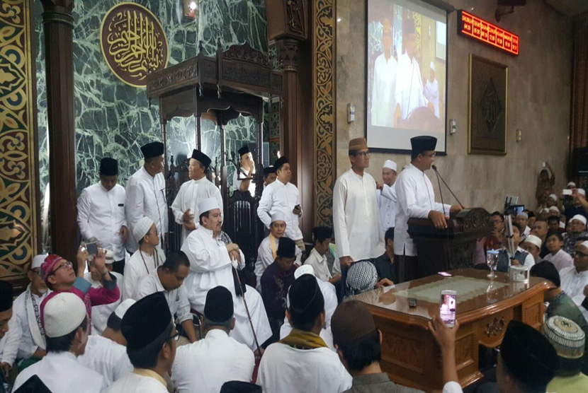 Pasangan calon Gubernur Anies Baswedan-Sandiaga Uno menghadiri zikir dan doa bersama yang digelar di Masjid Agung Sunda Kelapa, Jakarta Pusat, Kamis (9/2).