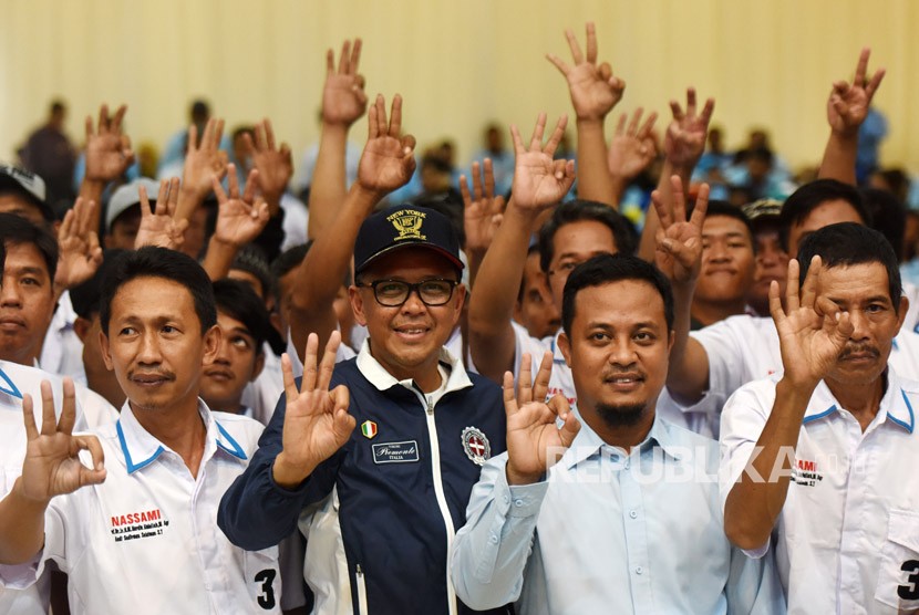 Pasangan calon Gubernur/Cawagub Sulsel Nurdin Abdullah (kedua kiri)-Andi Sudirman Sulaiman (kedua kanan) (Prof Andalan) mengangkat tangan bersama simpatisannya saat Deklarasi Komunitas Kerajaan Gowa untuk Pemenangan Prof Andalan di Gowa, Sulawesi Selatan, Ahad (13/5).