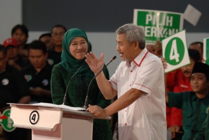 Pasangan calon gubernur dan calon wakil gubernur Jawa Timur Khofifah Indar Parawansa-Herman S Sumawiredja ketika mengikuti Debat Cagub dan Cawagub Jatim 2013-2018 di Surabaya, Jatim, Senin (12/8) malam.