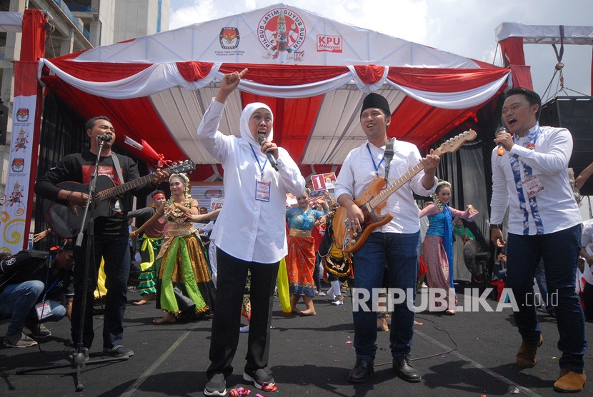 Pasangan calon gubernur dan wagub Jatim nomor urut satu Khofifah Indar Parawansa (kedua kiri)-Emil Elestianto Dardak (kedua kanan) menyanyikan jargon di sela-sela Deklarasi Kampanye Damai Pemilihan Gubernur dan Wakil Gubernur 2018 di Surabaya, Jawa Timur, Ahad (18/2).