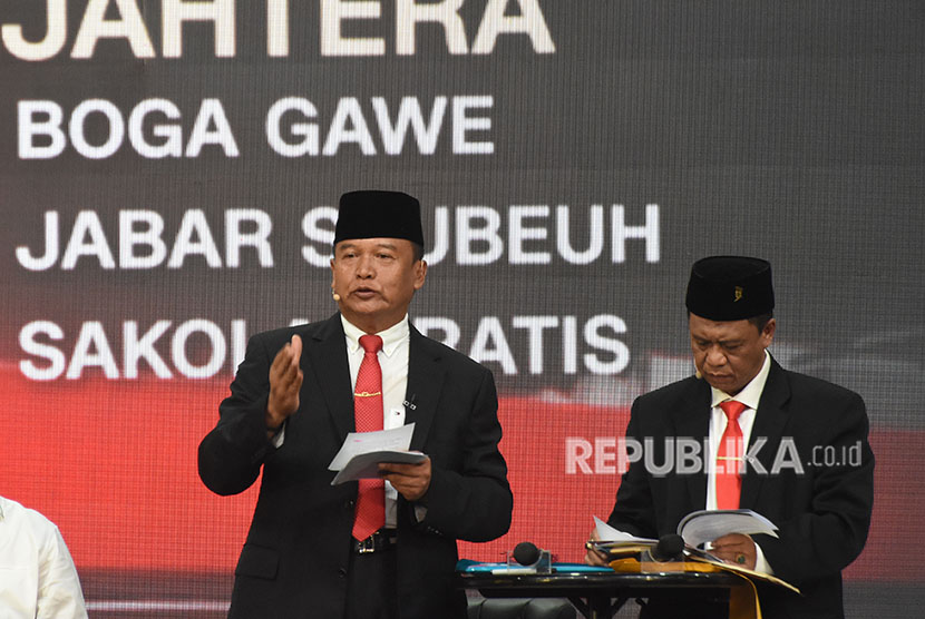 Pasangan calon gubernur dan wagub Jawa Barat nomor urut dua TB Hasanuddin (kiri)-Anton Charliyan (kanan) menyampaikan visi dan misinya pada Debat Publik Putaran Kedua Pillgub Jabar 2018 di Balairung Universitas Indonesia, Depok, Jawa Barat, Senin (14/5). 