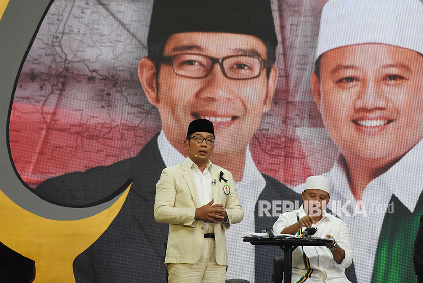 Pasangan calon gubernur dan wagub Jawa Barat nomor urut satu Ridwan Kamil (kiri)-Uu Ruzhanul Ulum (kanan) 