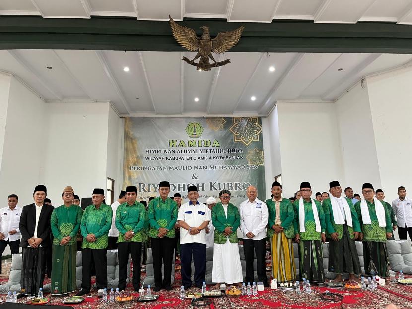 Pasangan Calon Gubernur dan Wakil Gubenur Jawa Barat nomor urut 3, Ahmad Syaikhu-Ilham Habibie menghadiri acara Peringatan Maulid Nabi Muhammad SAW dan Riyadhoh Kubro di Pondok Pesantren Miftahul Huda, Kabupaten Ciamis, Kamis (3/10/2024). 