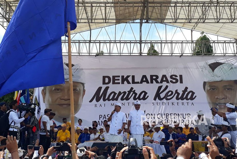 Pasangan calon Gubernur dan Wakil Gubernur Bali, Ida Bagus Rai Dharmawijaya Mantra alias Gus Rai dengan Ketut Sudikerta membacakan pakta integritas di Lapangan Niti Mandala Renon, Denpasar, Selasa (9/1). 