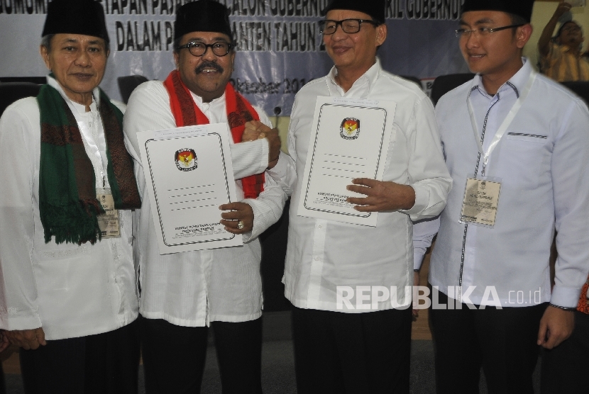 Pasangan calon gubernur dan wakil gubernur Banten Wahidin Halim-Andika Hazrumy (kanan) berfoto bersama pesaingnya Rano Karno-Embay Mulya Syarif. 