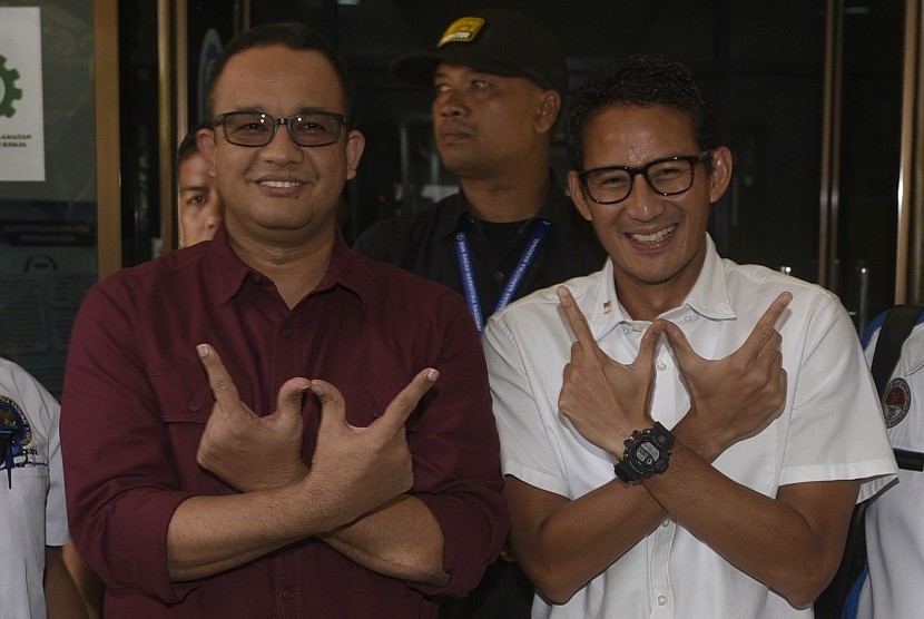 Pasangan calon gubernur dan wakil gubernur DKI Jakarta Anies Baswedan (kiri) dan Sandiaga Uno (kanan) berfoto bersama sebelum menjalani tes bebas narkoba di kantor Badan Narkotika Nasional, Jakarta, Minggu (25/9).