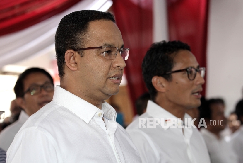 Pasangan calon Gubernur dan Wakil Gubernur DKI Jakarta Anies Baswedan (kiri)dan Sandiaga Uno (kanan) saat peluncuran logo kampanye Salam Bersama di Jakarta, Kamis (20/10).