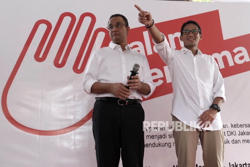 Pasangan calon Gubernur dan Wakil Gubernur DKI Jakarta Anies Baswedan (kiri)dan Sandiaga Uno (kanan) saat peluncuran logo kampanye Salam Bersama di Jakarta, Kamis (20/10).