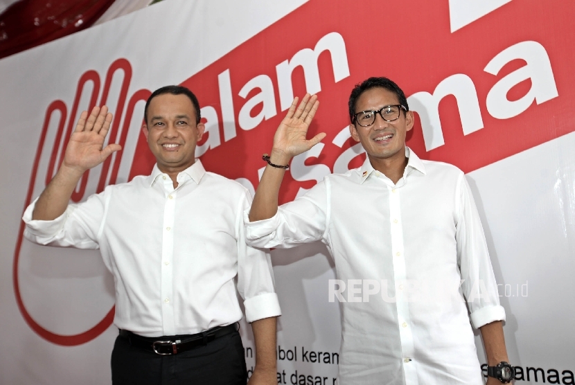 Pasangan calon Gubernur dan Wakil Gubernur DKI Jakarta Anies Baswedan (kiri)dan Sandiaga Uno (kanan) saat peluncuran logo kampanye Salam Bersama di Jakarta, Kamis (20/10). 