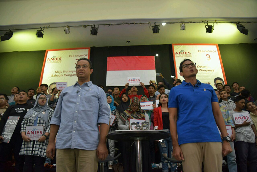 Pasangan Calon Gubernur dan Wakil Gubernur DKI Jakarta, Anies Baswedan dan Sandiaga Uno melakukan pertemuan rutin Rabu Bersama dengan relawan, warga dan komunitas di Gelanggang Remaja, Otista, Jakarta Timur, Rabu (4/1). 