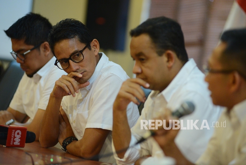 Pasangan calon Gubernur dan Wakil Gubernur DKI Jakarta, Anies Rasyid Baswedan (kedua kanan)-Sandiaga Uno (kedua kiri) dan tim konsultan pemenangan Anies-Sandi Eep Saefulloh (kanan) memberikan keterangan kepada awak media saat acara silaturahmi media di Kan