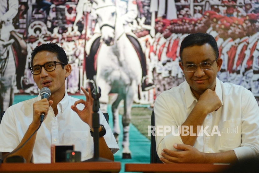 Pasangan calon Gubernur dan Wakil Gubernur DKI Jakarta, Anies Rasyid Baswedan (kanan)-Sandiaga Uno (kiri) memberikan keterangan kepada awak media saat acara silaturahmi media di Kantor DPP Gerindra, Jakarta, Kamis (16/2).
