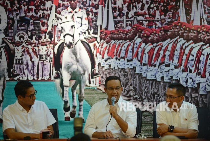 Pasangan calon Gubernur dan Wakil Gubernur DKI Jakarta Anies Rasyid Baswedan (tengah) dan Sandiaga Uno (kiri).