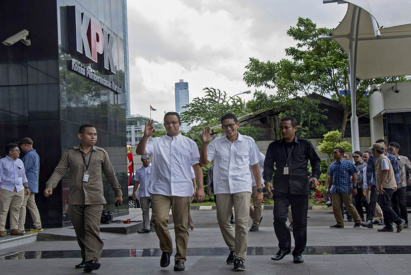 Pasangan Calon Gubernur dan Wakil Gubernur DKI Jakarta, Anies Baswedan (kedua kiri) dan Sandiaga Uno (kedua kanan) menyapa wartawan saat tiba di gedung KPK, Jakarta, Selasa (21/3). 