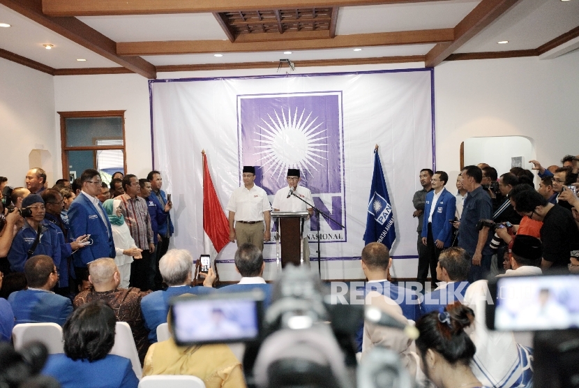 Pasangan Calon Gubernur dan Wakil GUbernur DKI Jakarta Anies Baswedan-Sandiaga Uno menyampikan pidato sambutannya di kantor DPP PAN, Jakarta, Rabu (22/3) 