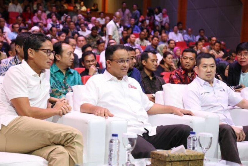 Pasangan calon gubernur dan wakil gubernur DKI Jakarta, Anies Baswedan dan Sandiaga Uno, menghadiri acara Forum Manager MNC di Plenery Hall, Inews Center lantai 14/15, Menteng, Jakarta Pusat, Jumat (7/4).
