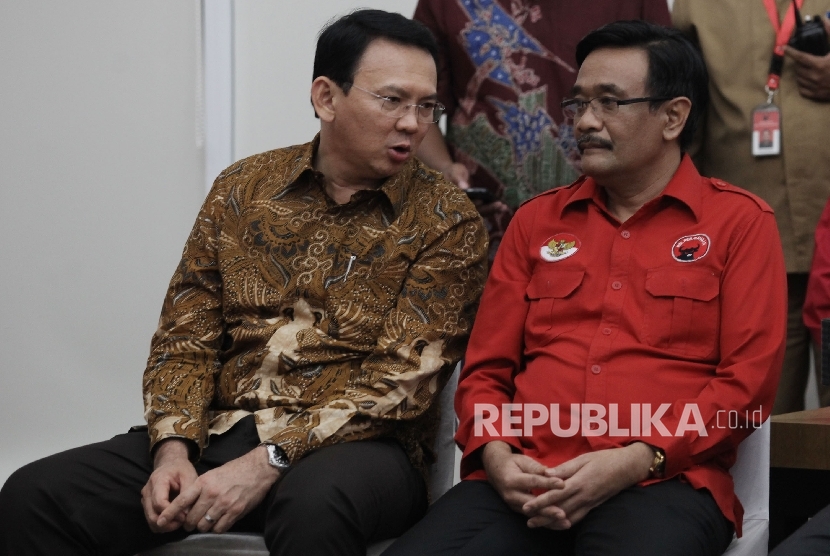 Pasangan Calon Gubernur dan Wakil Gubernur DKI Jakarta Basuki Tjahaja Purnama (kiri) dan Djarot Syaiful Hidayat (kanan) berbincang sebelum menandatangani kontrak saat deklarasi Pasangan Calon PDI Perjuangan di Kantor DPP PDI Perjuangan, Jakarta, Selasa (20