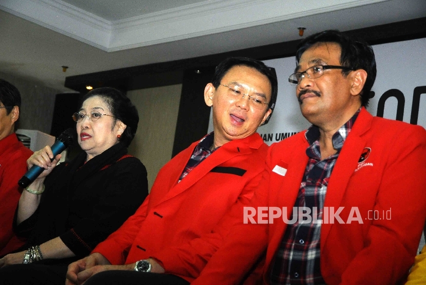 Pasangan calon gubernur dan wakil gubernur DKI Jakarta Basuki Tjahaja Purnama dan Djarot Saifut Hidayat bersama Ketua Umum PDIP Megawati Soekarnoputri memberikan keterangan kepada wartawan seusai mendaftar sebagai Pasangan calon gubernur dan wakil gubernur