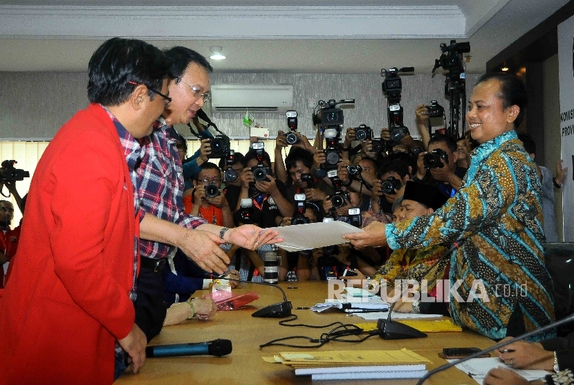 Pasangan calon gubernur dan wakil gubernur DKI Jakarta Basuki Tjahaja Purnama dan Djarot Saifut Hidayat menyerahkan dokumen syarat pencalonan kepada Ketua Komisi Pemilihan Umum Daerah DKI Jakarta Sumarno saat mendaftar sebagai Pasangan calon gubernur dan w