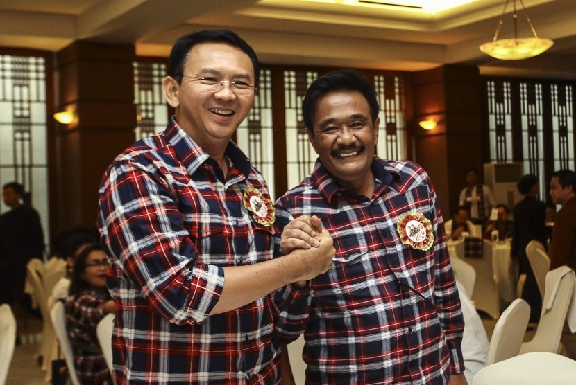 Pasangan Calon Gubernur dan Wakil Gubernur DKI Jakarta Basuki Tjahaja Purnama atau Ahok (kiri) dan Djarot Saiful Hidayat (kanan) berjabat tangan saat menghadiri acara penggalangan dana kampanye Ahok-Djarot di Jakarta, Minggu (27/11).