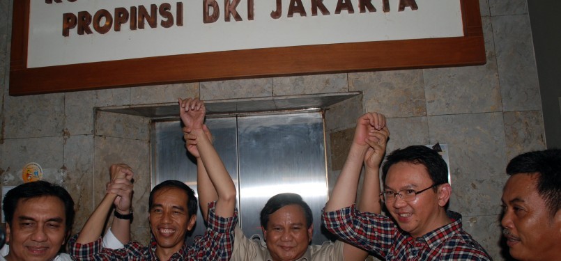 Pasangan calon gubernur dan wakil gubernur DKI Jakarta, Joko Widodo dan Basuki Tjahaya Purnama usai mendaftarkan diri sebagai calon gubernur dan wakil gubernur di Kantor KPUD,  Jakarta Pusat, Senin (19/3). (Republika/Agung Fatma Putra)