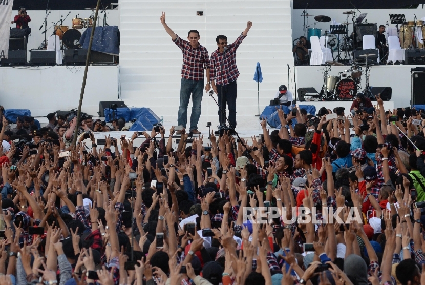 Pasangan Calon Gubernur dan Wakil Gubernur DKI Jakarta Nomor Urut Dua Basuki Tjahaja Purnama dan Djarot Saiful Hidayat saat berlangsungnya Konser Gue 2 di lapangan Ex Driving Range, Senayan, Jakarta, Sabtu (4/2).