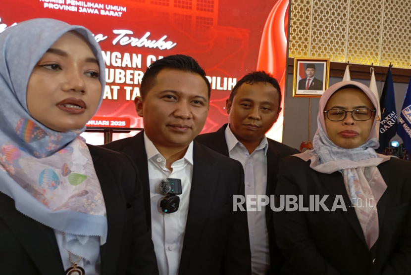 Ketua Divisi Hukum dan Pengawasan KPU Jabar Aneu Nursifah (kiri)