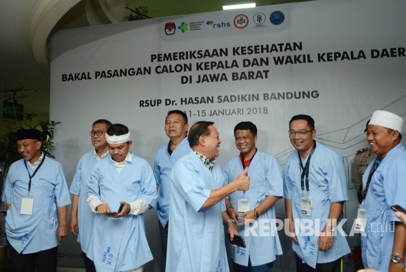 Pasangan Calon Gubernur dan Wakil Gubernur Jawa Barat berbincang akrab usai melakukan pemeriksaan kesehatan di RS Hasan Sadikin, Kota Bandung, Kamis (11/1). 