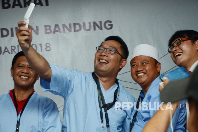 Pasangan Calon Gubernur dan Wakil Gubernur Jawa Barat Ridwan Kamil dan Uu Ruzhanul Ulum berswafoto usai melakukan pemeriksaan kesehatan di RS Hasan Sadikin, Kota Bandung, Kamis (11/1). 