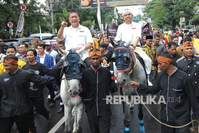 Pasangan calon gubernur dan wakil gubernur Jawa Barat Deddy Mizwar dan Dedi Mulyadi menunggang kuda saat menuju kantor KPU Jawa Barat, Kota Bandung, Selasa (9/1).