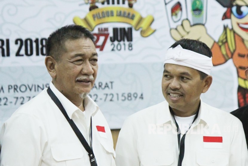 Pasangan Calon Gubernur dan Wakil Gubernur Jawa Barat Deddy Mizwar dan Dedi Mulyadi berbincang di sela-sela acara penyerahan berkas persyaratan pencalonan, di Kantor KPU Jawa Barat, Kota Bandung, Selasa (9/1).