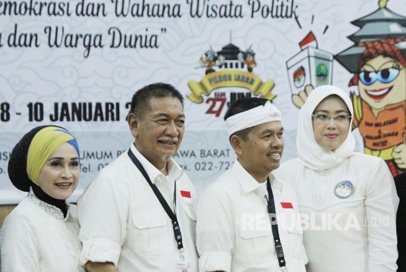 Pasangan Calon Gubernur dan Wakil Gubernur Jawa Barat Deddy Mizwar dan Deddy Mulyadi didampingi istri saat penyerahan berkas persyaratan pencalonan di Kantor KPU Jawa Barat, Kota Bandung, Selasa (9/1). 