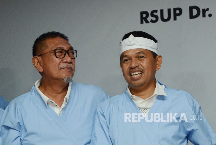 Pasangan Calon Gubernur dan Wakil Gubernur Jawa Barat Deddy Mizwar dan Dedi Mulyadi usai melakukan pemeriksaan kesehatan di RS Hasan Sadikin, Kota Bandung, Kamis (11/1). 