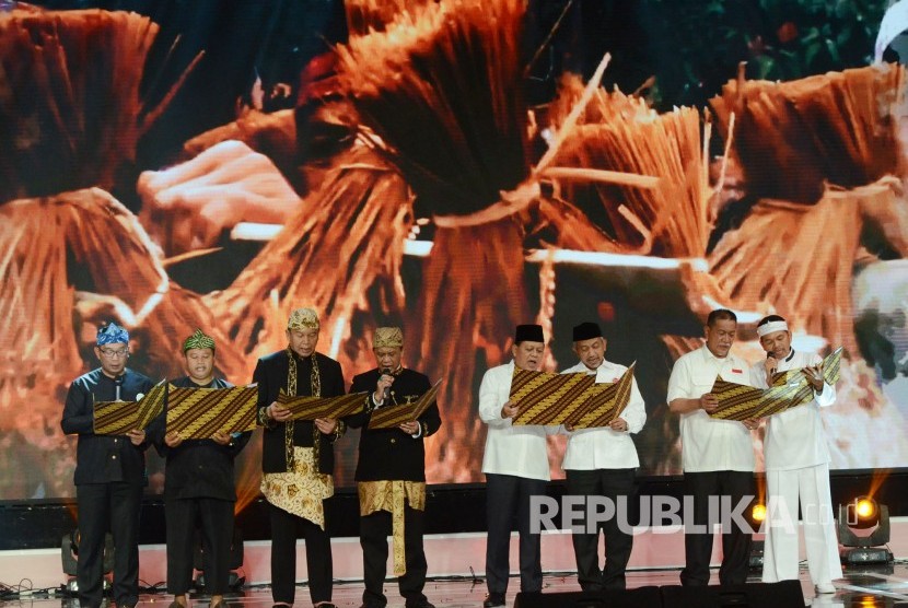 Pasangan calon gubernur dan wakil gubernur Jawa Barat membacakan deklarasi damai usai Pengundian Nomor Urut Pasangan Calon Gubernur dan Wakil Gubernur Jawa Barat, di SOR Arcamanik, Kota Bandung, Selasa (13/2).