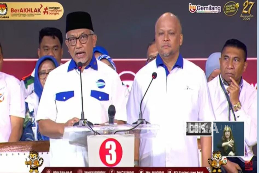 Pasangan Calon Gubernur dan Wakil Gubernur Jawa Barat nomor urut 3, Ahmad Syaikhu-Ilham Habibie (ASIH) dalam Debat Publik Ketiga Pemilihan Gubernur (Pilgub) Jabar Tahun 2024 di Gedung PMLI, Kabupaten Bogor, Sabtu (23/11/2024). 