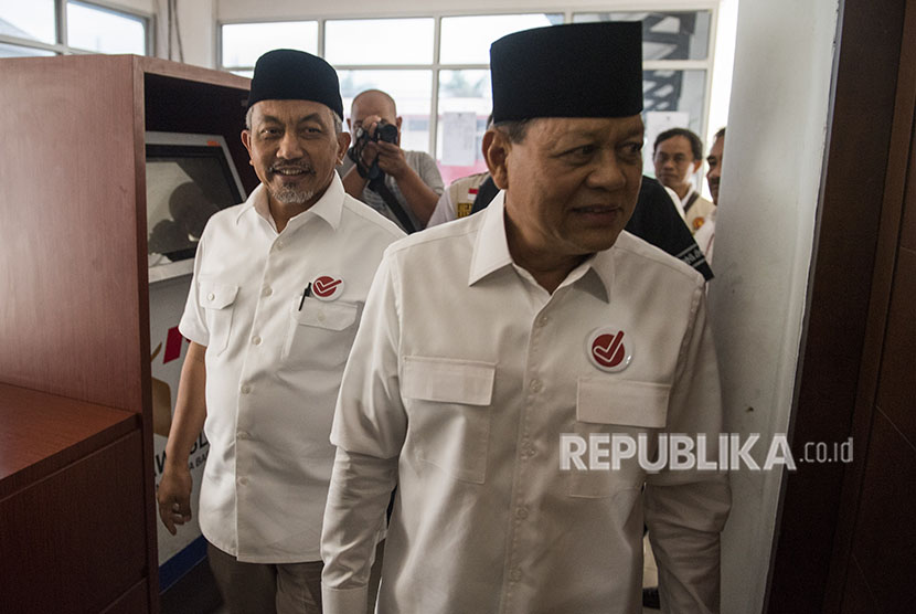 Pasangan Calon Gubernur dan Wakil Gubernur Jawa Barat Sudrajat (kanan) dan Ahmad Syaikhu (kiri) berjalan bersama saat memenuhi panggilan Badan Pengawas Pemilu (Bawaslu) Jabar di Bandung, Jawa Barat, Sabtu (19/5).