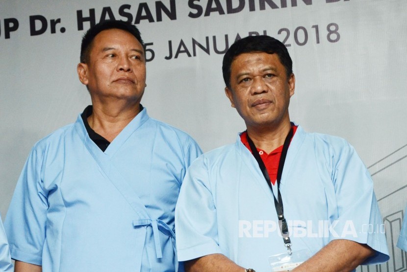 Pasangan Calon Gubernur dan Wakil Gubernur Jawa Barat, TB Hasanuddin dan Anton Charliyan usai melakukan pemeriksaan kesehatan di RS Hasan Sadikin, Kota Bandung, Kamis (11/1). 