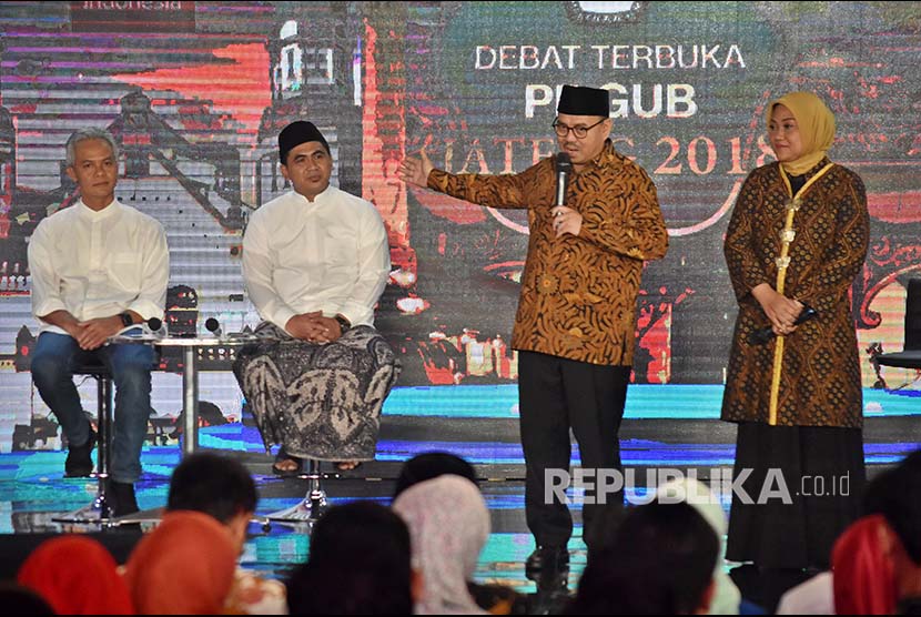 Pasangan calon gubernur dan wakil gubernur nomor urut dua Sudirman Said (kedua kanan)-Ida Fauzia (kanan) dan pasangan nomor urut satu Ganjar Pranowo (kiri)-Taj Yasin (kedua kiri).