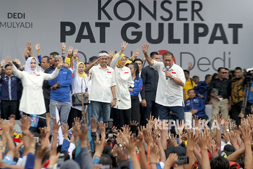 Pasangan calon gubernur dan wakil gubernur nomor urut empat Dedy Mizwar (kanan) dan Dedi Mulyadi (tengah) melakukan orasi pada kampanye Akbar di Bogor, Jawa Barat, Sabtu (23/6). 